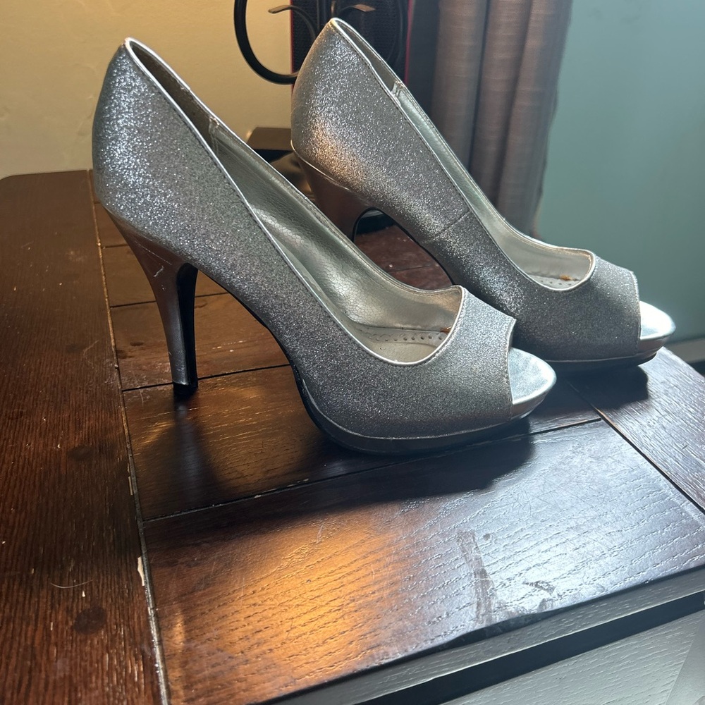 Silver sparkle pumps